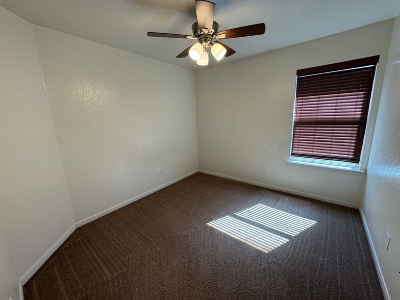 Building Photo - 1204 Cinch Dr