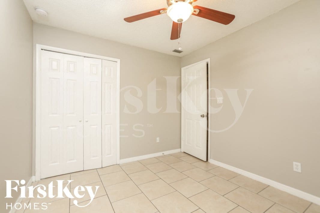 Building Photo - 2045 Houndslake Dr