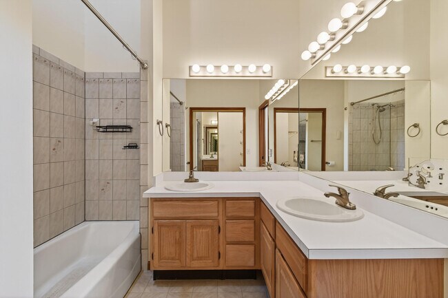 Building Photo - 6016 Pompano St