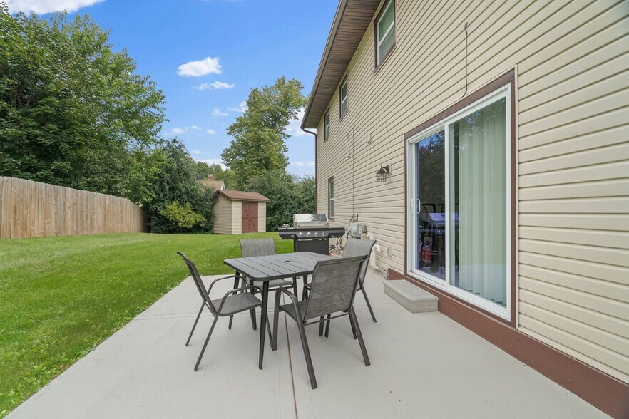 Building Photo - 2598 Parkwood Dr