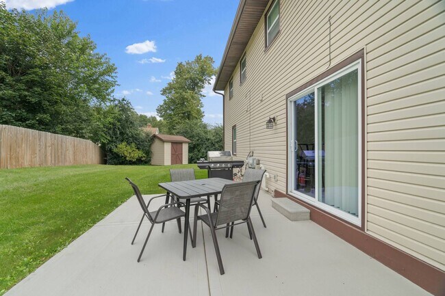 Building Photo - 2598 Parkwood Dr