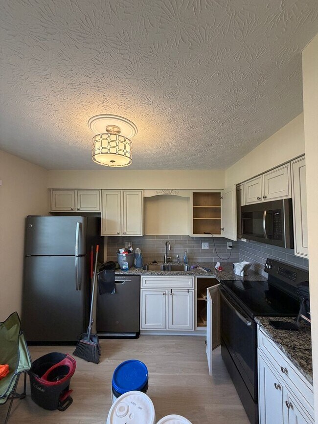 Building Photo - 2 bedroom duplex