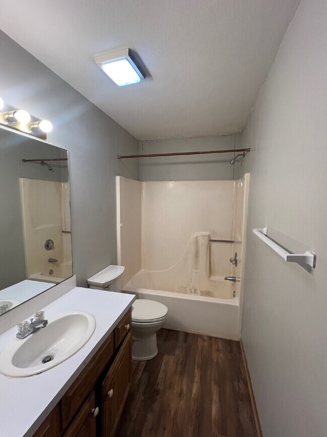 Building Photo - Recently Renovated 2Br / 1.5Ba Home with D...