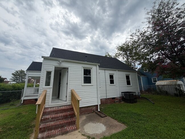 Building Photo - 3912 Pinalto Dr