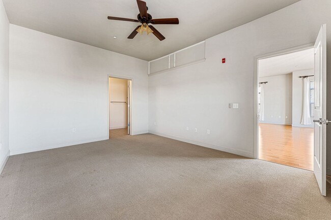 Building Photo - Penthouse level Condo in Greenwood Village!