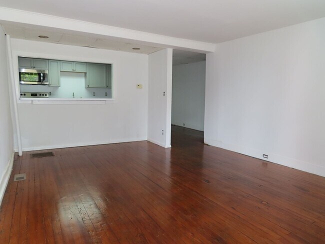 Building Photo - Ground floor apartment with shared yard, l...