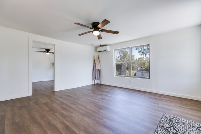 Building Photo - 512 E 18th St