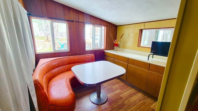 Building Photo - Adorable 2 bed 1 bath home with great views!