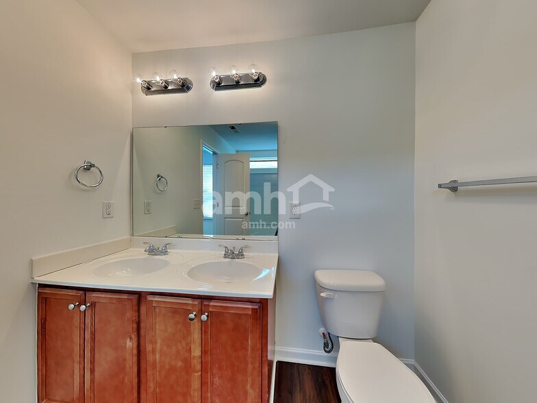 Building Photo - 3022 Bushfield Dr