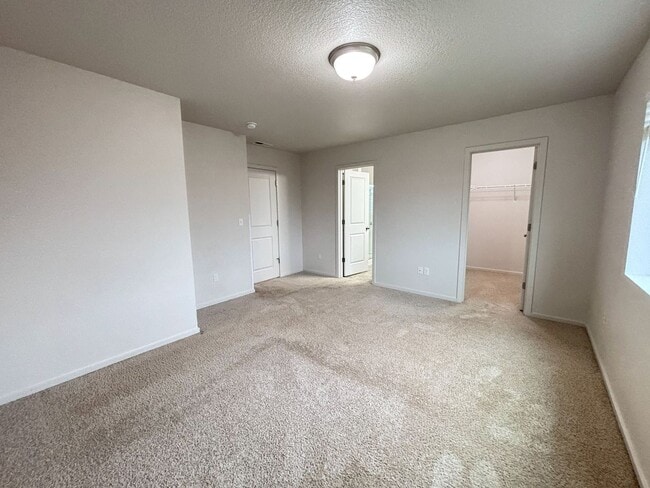 Building Photo - MOVE-IN SPECIAL!