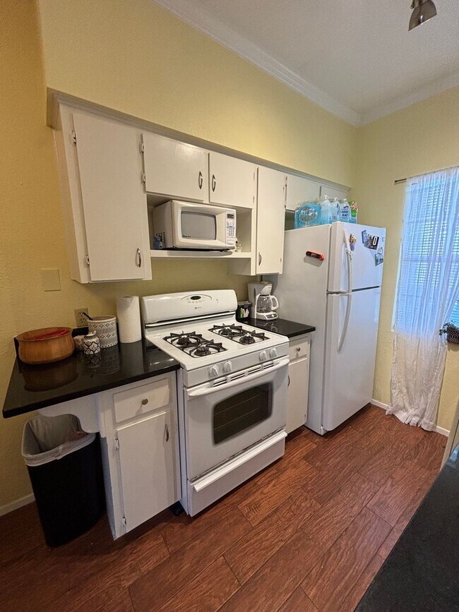 Building Photo - 303 W 35th St