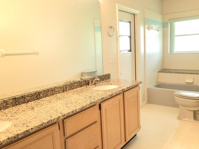 Building Photo - Beautiful Home with Water View in Eastwood!