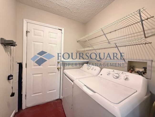 Building Photo - Spacious 4-Bed / 3-Bath Single-Family Home with Sunroom, Fenced Yard. Convenient to Southeast Ral...