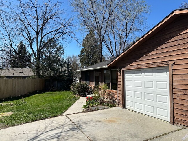 Building Photo - Centrally Located  2 Bedroom 1 Bathroom Du...