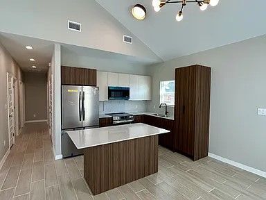 Building Photo - 705 Deanne Dr