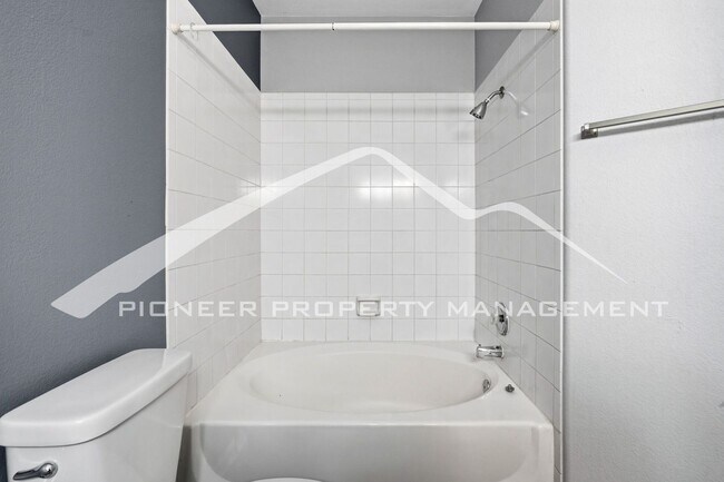 Building Photo - Spacious Condo with Central AC and Washer/Dryer