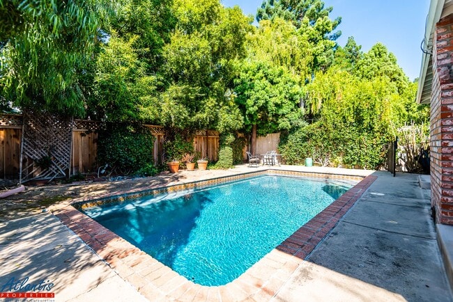 Building Photo - Charming Atherton Home | Desirable Locatio...