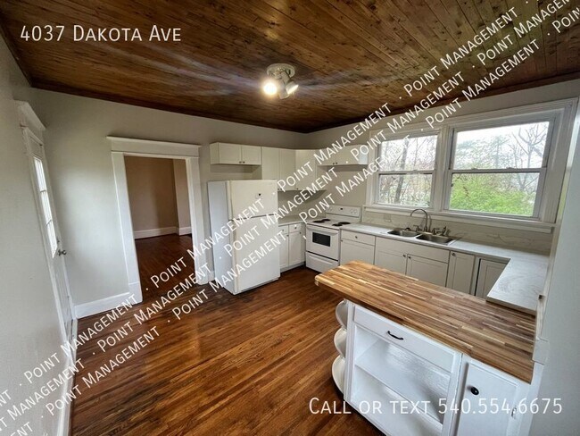 Building Photo - 4 bed 1 bath with Backyard space