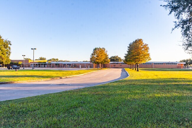 Building Photo - 3707 Meadowlake Rd