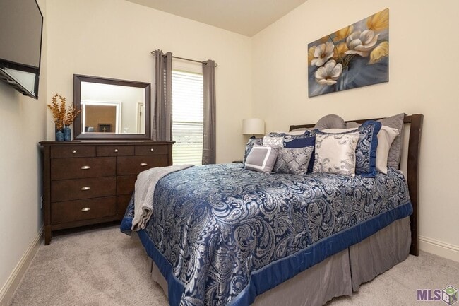 Building Photo - Fully Furnished!  5 bedroom, 3 bath home i...