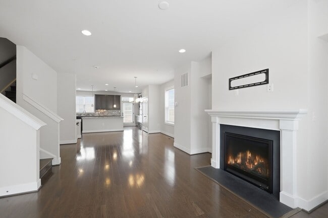 Building Photo - 2413 Glenallan Ave