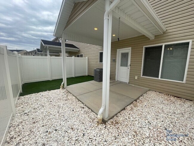Building Photo - Cedar City Charm!