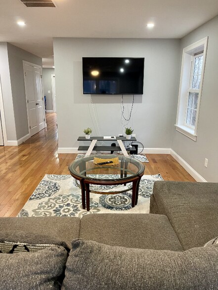 Building Photo - 158B Beacon St