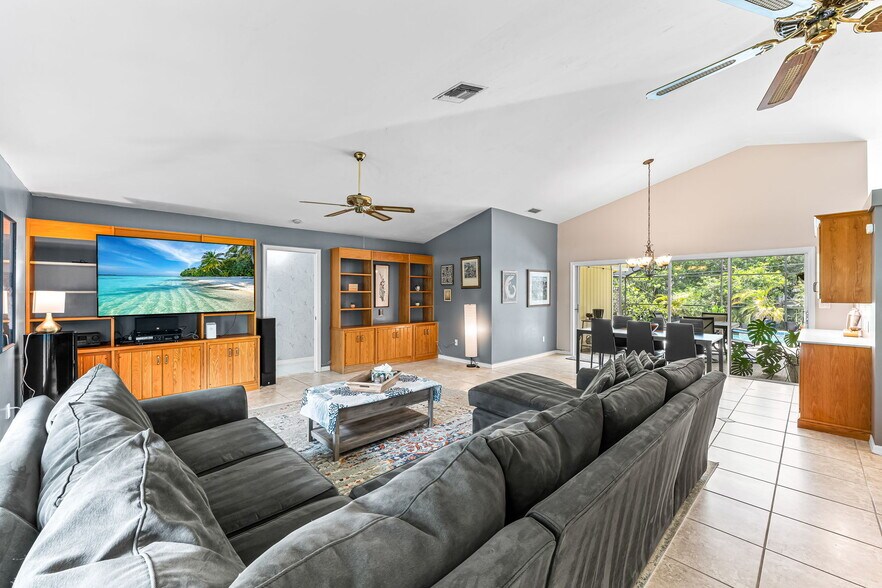 Building Photo - 10370 Main Dr