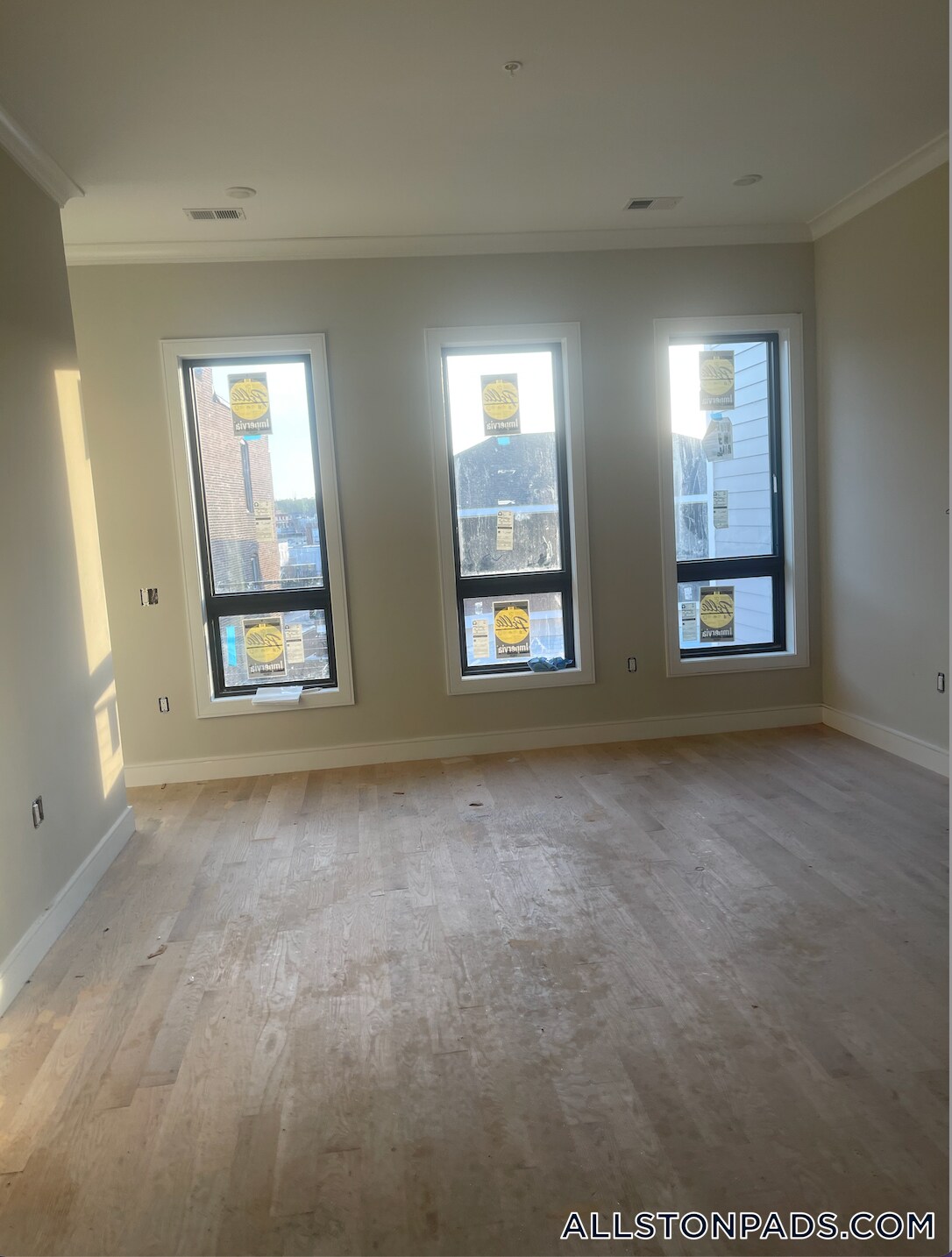 Building Photo - 16-18 Highgate (Roomate Rental) St.