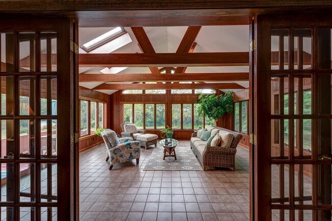 Building Photo - 4 bed 3 bath single-family home for rent 8...