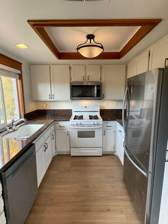 Building Photo - 2 bed 2 bath single family residence. AVAILABLE 5/16