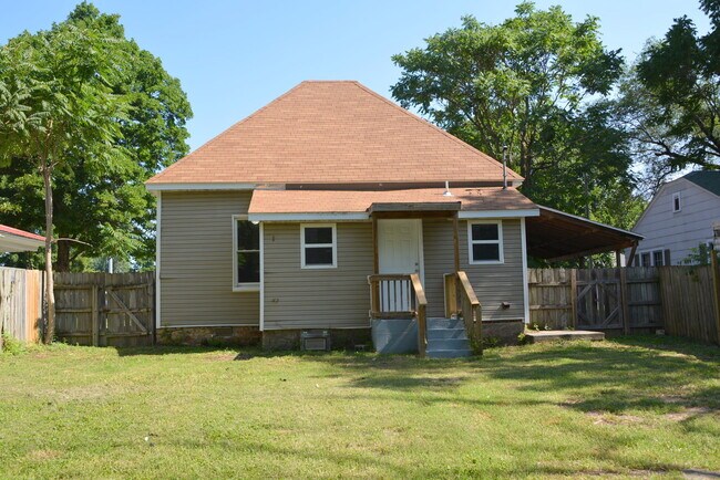Building Photo - 2 Bedroom 1 Bath Home with a Carport