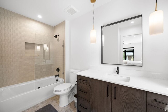 Building Photo - Luxury 5BD, 6BA Home 1 Block From Sloan's Lake