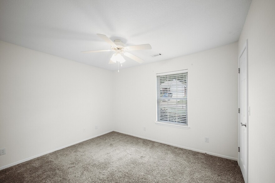 Building Photo - 2167 Sweetwater Ranch Ave