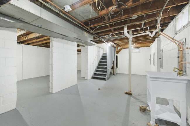 Building Photo - 3360 Edgeworth St