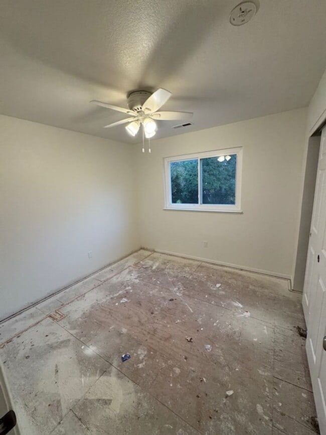 Building Photo - Beautifully Refreshed Home in a Family Neighborhood