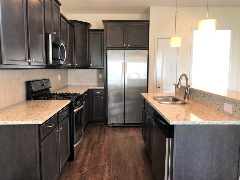 Building Photo - 528 Lateleaf Dr