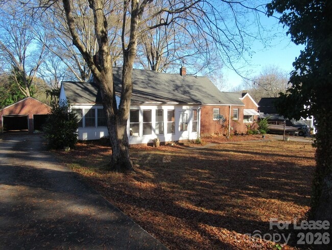 Building Photo - 505 S Cedar St