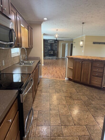Building Photo - 7617 Rustic Ln