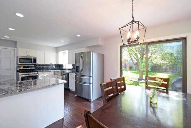 Building Photo - Beautiful 3-Bed 3-Bath Home in Golden Valley - Available 6/1!