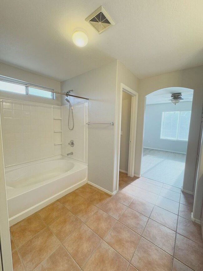 Building Photo - Large 4Bedrooms- 3Bath Home!!!