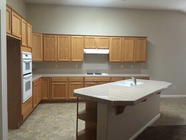 Building Photo - 4 Bedroom 2.5 Bathroom in SW Visalia!!