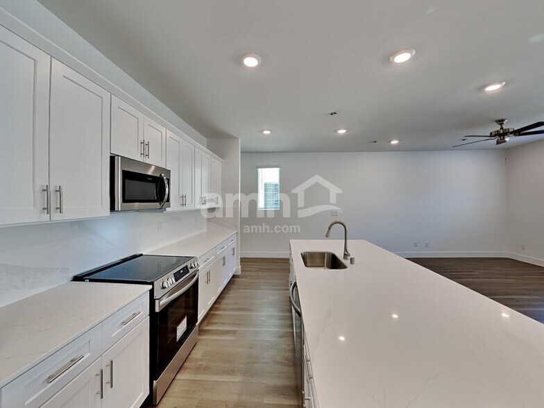 Building Photo - 5856 Vaes Dothrak St