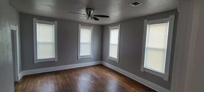 Building Photo - 2321 Ashland Ave