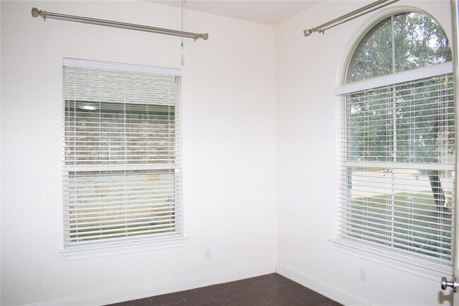 Building Photo - 3001 Tempe Dr