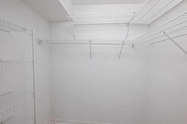 Building Photo - 2 bed + den 2 bath condo, just 2.5 miles from the beach!