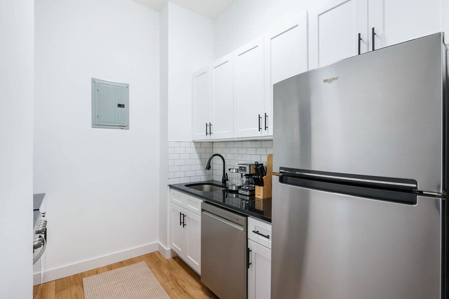 Building Photo - 226 W 97th St