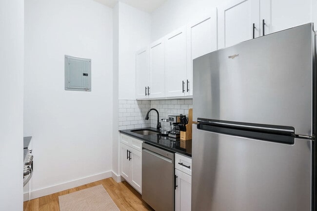 Building Photo - 226 W 97th St