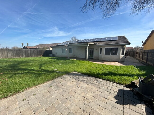 Building Photo - 4 bedrooms with Solar in North Hanford