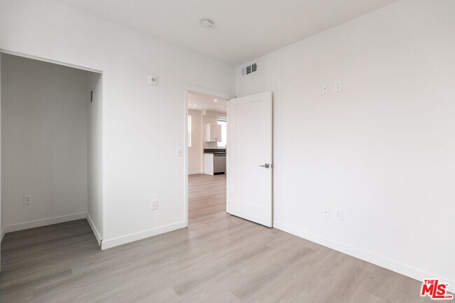 Building Photo - 1227 N Berendo St